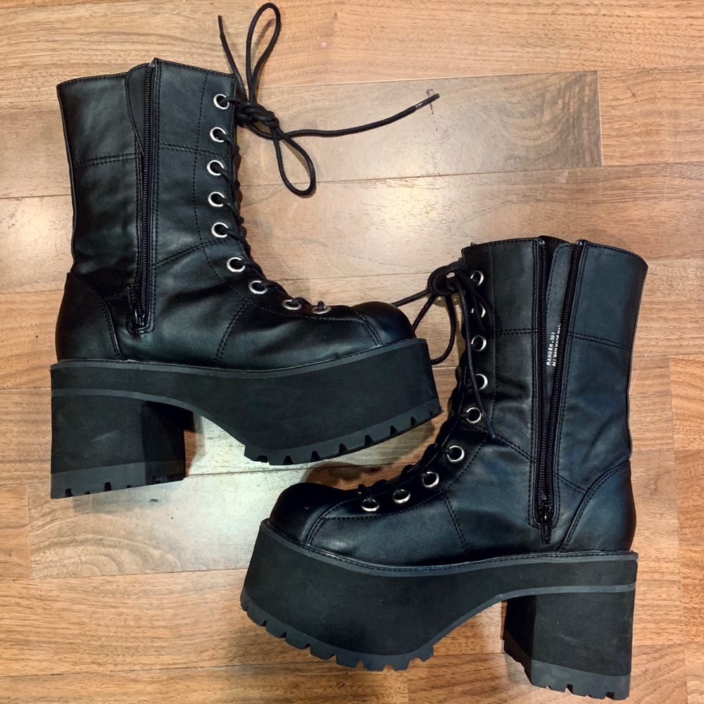 Demonia Ranger 301 black platform ankle boot